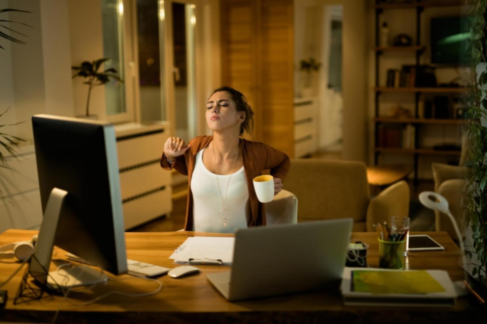 Estudiantes trabajando en proyectos de administración digital